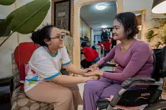 Cik Fifi Winainy Ahmad bersama anak bongsunya, Hirfy Anndryanna Firdyanshyah Hamzah, di rumah mereka yang sedang dibersihkan relawan inisiatif Rumah Sihat, termasuk Cik Anis Fitri Amirrudin (gambar sisipan). 
