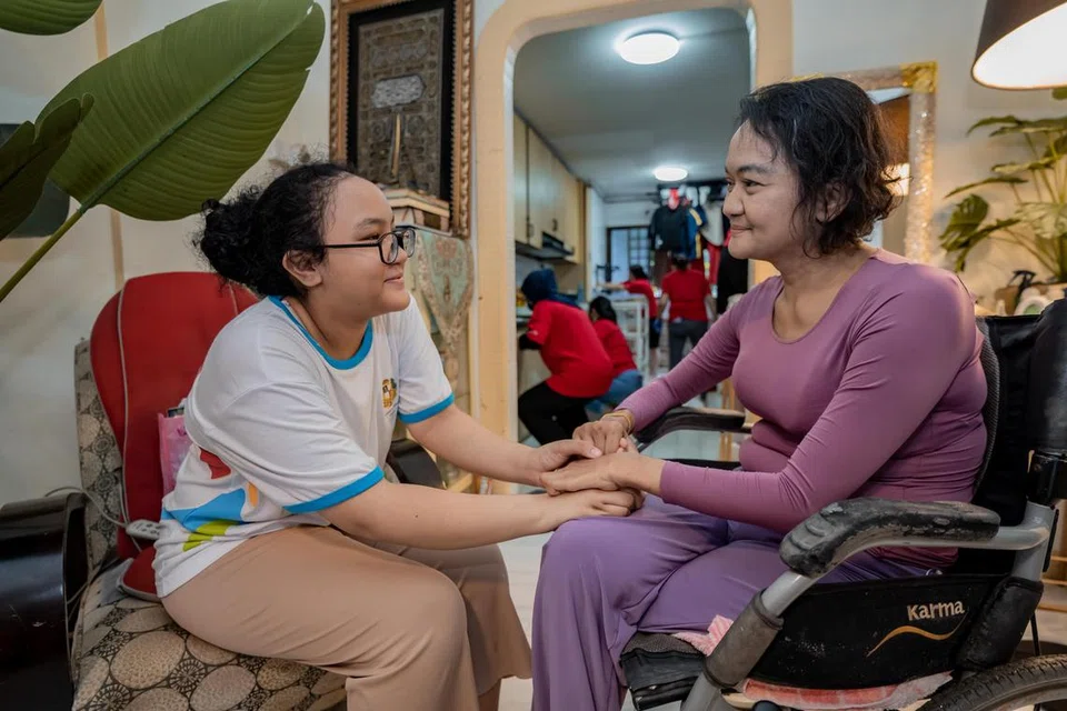 Cik Fifi Winainy Ahmad bersama anak bongsunya, Hirfy Anndryanna Firdyanshyah Hamzah, di rumah mereka yang sedang dibersihkan relawan inisiatif Rumah Sihat, termasuk Cik Anis Fitri Amirrudin (gambar sisipan). 