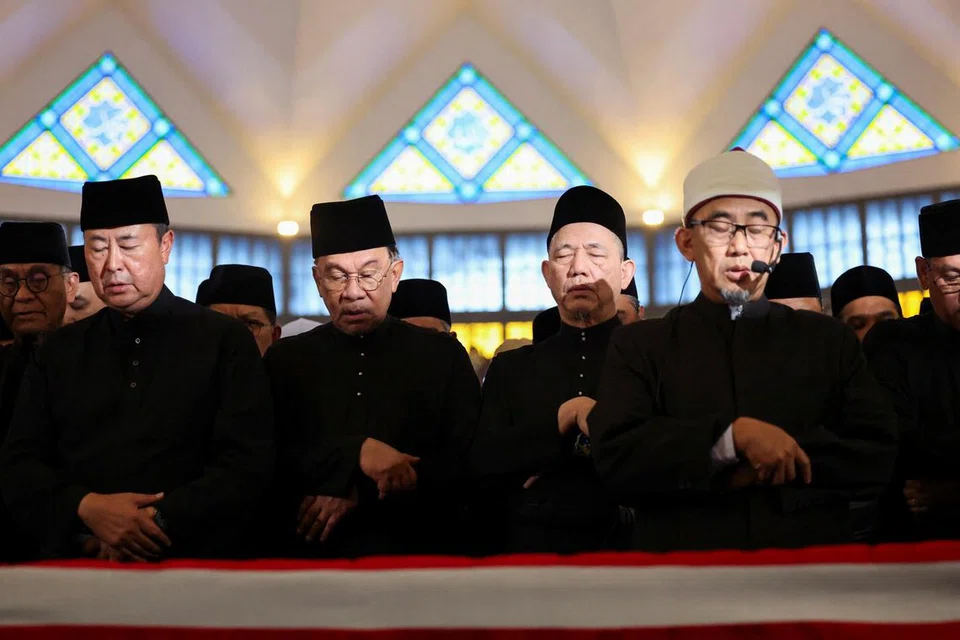 Kamaluddin Abdullah, anak kepada mantan Perdana Menteri Malaysia, Tun Abdullah Ahmad Badawi, dan Perdana Menteri Datuk Seri Anwar Ibrahim menyertai solat jenazah semasa upacara pengebumian di Masjid Negara, Kuala Lumpur, Malaysia pada 15 April 2025.