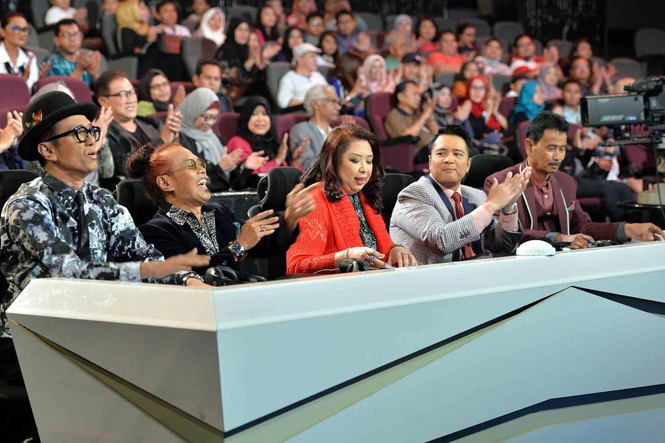 ANGGOTA JURI: Barisan pengadil (dari kiri) Najip Ali, Jatt Ali, Ann Hussein, Mayuni Omar dan S. Atan, memberi lebih tumpuan pada suara dan nyanyian peserta pada peringkat akhir 'SG Mania'. - Foto M.O. SALLEH