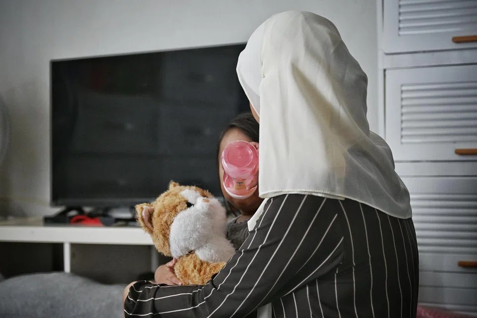 Dalam mengharungi perasaan segannya untuk meminta bantuan dahulu, Cik Nurul Aqilah Mohd Ishak berkongsi bahawa beliau akhirnya memilih untuk memberanikan diri demi masa depan anak-anaknya. Beliau antara 170,000 benefisiari inisiatif masyarakat Club-100@ North West yang kini disokong lebih daripada 700 penderma sejak penubuhannya pada 2008.