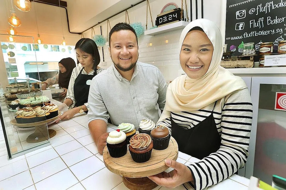 TERPAKSA TUTUP: Sejak langkah pemutus litar diperkenalkan, Fluff Bakery telah mengalih 80 peratus perniagaannya dalam talian untuk memenuhi permintaan pelanggan. Namun, dengan langkah pencegahan lebih ketat, Encik Ashraf (atas) terpaksa menutup kedainya semasa tempoh pemutus litar ini. - Foto ihsan MOHD ASHRAF MOHAMMAD ALAMI dan fail