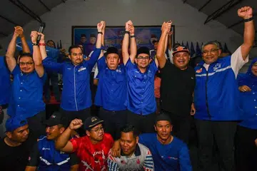 Calon Umno, Encik Mohd Azmawi Fikri Abdul Ghani (tiga kanan), memperoleh 61.3 peratus undi sah, menurut Suruhanjaya Pilihan Raya.