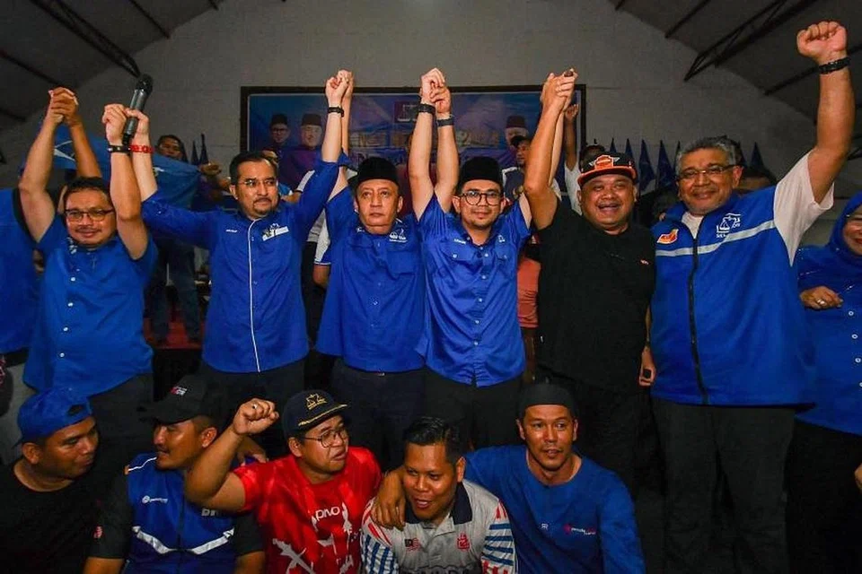 Calon Umno, Encik Mohd Azmawi Fikri Abdul Ghani (tiga kanan), memperoleh 61.3 peratus undi sah, menurut Suruhanjaya Pilihan Raya.