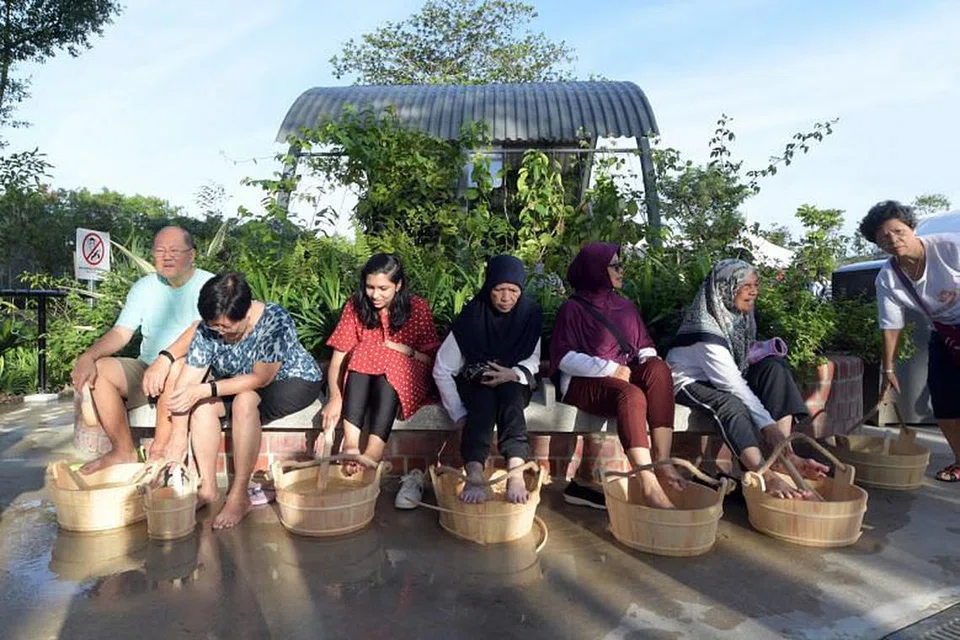 DIBUKA SEMULA: Pengunjung merendam kaki mereka di Taman Mata Air Panas Sembawang yang dibuka semula pada 4 Januari 2020. 