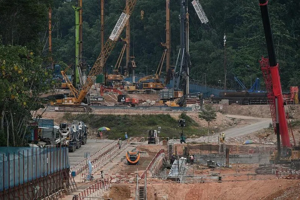 Pada asas bulanan yang diselaraskan mengikut musim, keluaran pembuatan jatuh 2.3 peratus pada bulan Julai-Foto BH oleh Kua Chee Siong