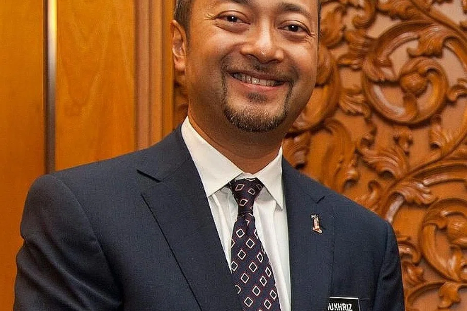 KEDUDUKAN TERANCAM: Kedudukan Datuk Seri Mukhriz (atas) dan Dr Mahathir sebagai pemimpin Parti Pribumi Bersatu Malaysia yang mereka asaskan tampak bakal berakhir dengan kumpulan yang menyokong Tan Sri Muhyiddin semakin hilang sabar dengan tindakan mereka berdua terus menyokong kerajaan Pakatan Harapan (PH) sebelum ini. - Foto fail