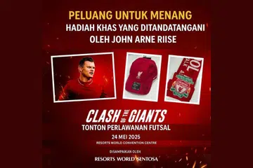 Menang topi dan skarf yang ditandatangani legenda Liverpool, John Arne Riise.