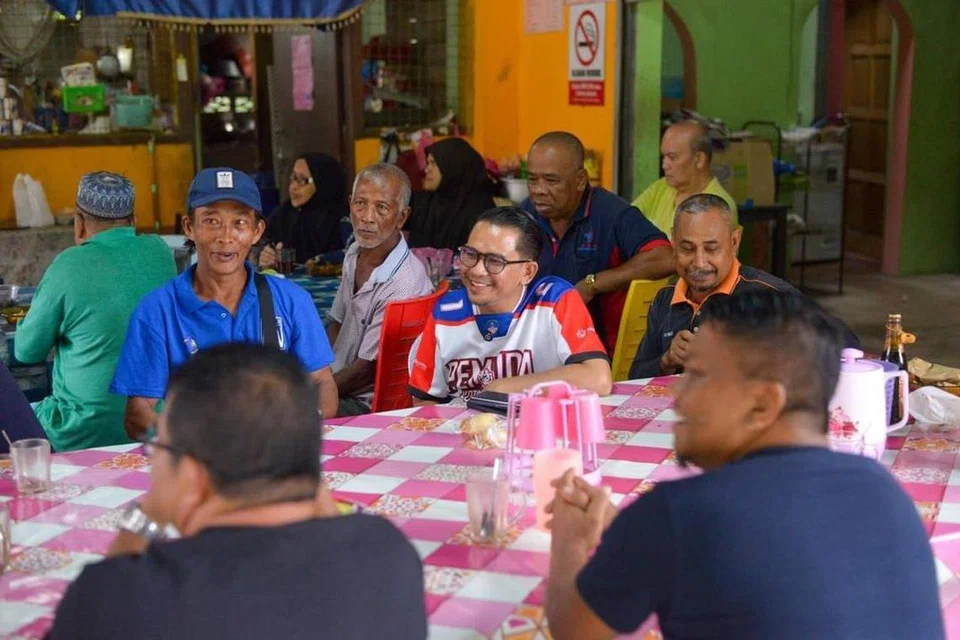 Ahli Dewan Undangan Negeri Nenggiri, Kelantan, yang baru, Encik Mohd Azmawi Fikri Abdul Ghani (tiga dari kiri), disukai pengundi kerana keramahan dan sikapnya yang komited bekerja.