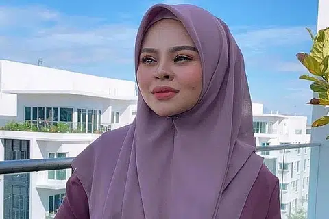 LAGU 'HIT' KEMBALI DI CARTA LAGU: Dalam kerinduan ramai pada Allahyarhamha Siti Sarah, empat lagunya termasuk Kesetiaan dan Semakin kembali berada di tangga carta lagu 'Top 10'. - Foto INSTAGRAM SITI SARAH