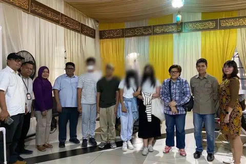 PULANG KE TANAH AIR: Empat warga Indonesia selamat tiba di Jakarta pada Ahad selepas dipindahkan dari Tebing Barat yang bergelora ekoran konflik Palestin-Israel.