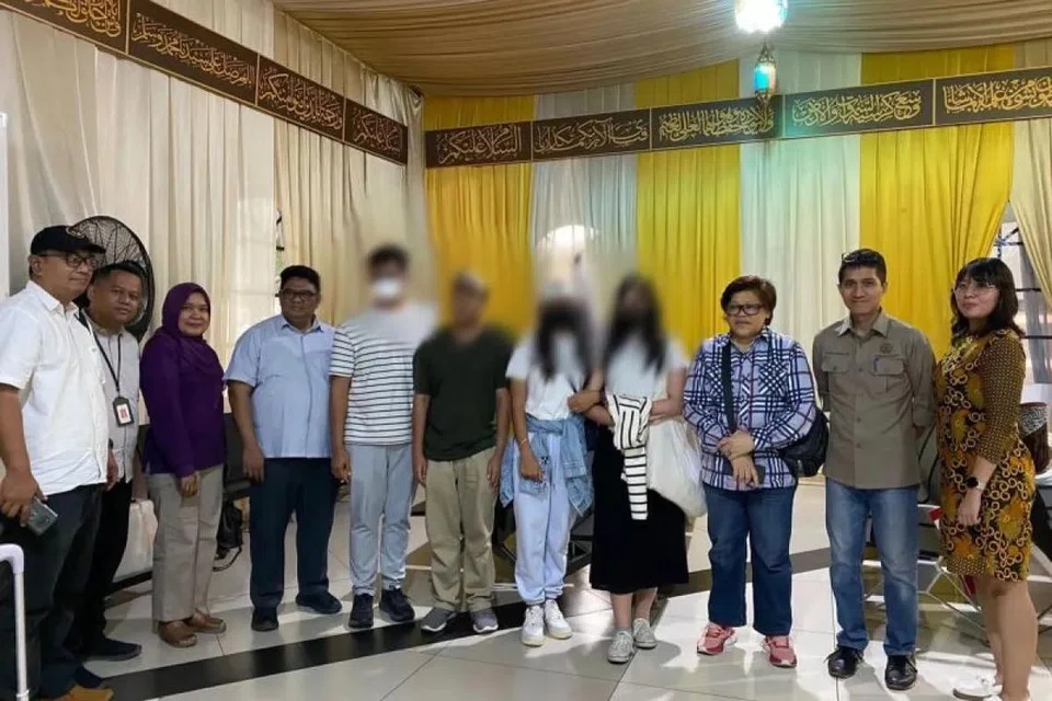 PULANG KE TANAH AIR: Empat warga Indonesia selamat tiba di Jakarta pada Ahad selepas dipindahkan dari Tebing Barat yang bergelora ekoran konflik Palestin-Israel.