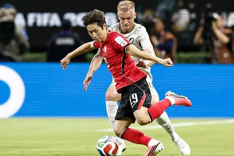 Pemain tengah Korea Selatan, Lee Kang-in (depan), mengawal bola daripada asakan pemain Republik Czech dalam aksi Kumpulan A. Beliau dijangka memainkan peranan penting di tengah padang, terutamanya dengan Edson Alvarez yang dijangka bermain di barisan pertahanan.