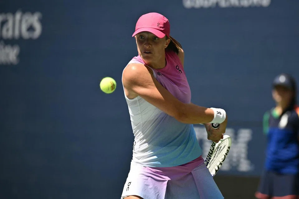 Iga Swiatek, pemain tenis asal Poland, meraikan kemenangan ke atas pemain tenis Russia, Kamilla Rakhimova, pada hari kedua Terbuka AS 2024 pada 27 Ogos di New York. Swiatek menang 6-4, 7-6 (8/6).