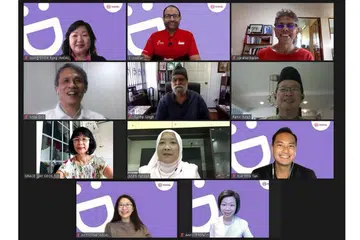 JALANI TRANSFORMASI: Encik Iswaran (atas, tengah) bersama Menteri Negara Kanan (Kebudayaan, Masyarakat dan Belia merangkap Perhubungan dan Penerangan), Cik Sim Ann (bawah, kanan) mengadakan perbualan dalam talian bersama warga emas daripada Duta Kesejahteraan Infokom Warga Emas (Siwa). Mereka telah membantu dan mengongsi kemahiran digital bersama rakan-rakan warga emas mereka. - Foto FACEBOOK ENCIK S. ISWARAN