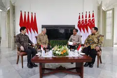 (Dari kiri) Timbalan Perdana Menteri, Encik Lawrence Wong; Perdana Menteri, Encik Lee Hsien Loong; Presiden Indonesia, Encik Joko ‘Jokowi’ Widodo; dan bakal Presiden Indonesia, Encik Prabowo Subianto, bertemu semasa Rahat Pemimpin Singapura-Indonesia 2024 di Bogor, Indonesia, pada 29 April. Ini kali pertama pertemuan lapan mata antara pemimpin negara semasa Singapura dan Indonesia dan bakal pengganti mereka diadakan dalam rahat tahunan itu, berbanding pertemuan empat mata antara Encik Lee dengan Encik Jokowi sebelum ini.