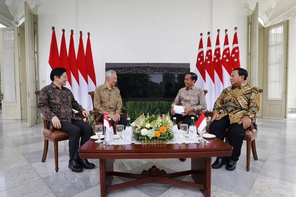 (Dari kiri) Timbalan Perdana Menteri, Encik Lawrence Wong; Perdana Menteri, Encik Lee Hsien Loong; Presiden Indonesia, Encik Joko ‘Jokowi’ Widodo; dan bakal Presiden Indonesia, Encik Prabowo Subianto, bertemu semasa Rahat Pemimpin Singapura-Indonesia 2024 di Bogor, Indonesia, pada 29 April. Ini kali pertama pertemuan lapan mata antara pemimpin negara semasa Singapura dan Indonesia dan bakal pengganti mereka diadakan dalam rahat tahunan itu, berbanding pertemuan empat mata antara Encik Lee dengan Encik Jokowi sebelum ini.
