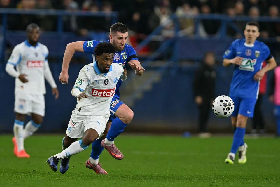 Wolves menandatangani pemain tengah, Angel Gomes (depan), secara pinjaman daripada Marseille.