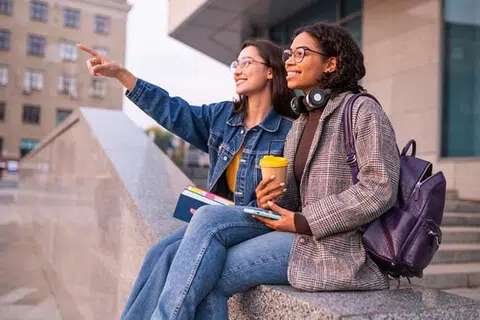 Membina busana kapsul merupakan pendekatan pemakaian yang berkesan bagi penuntut universiti yang mempunyai jadual masa harian yang sibuk dan padat.