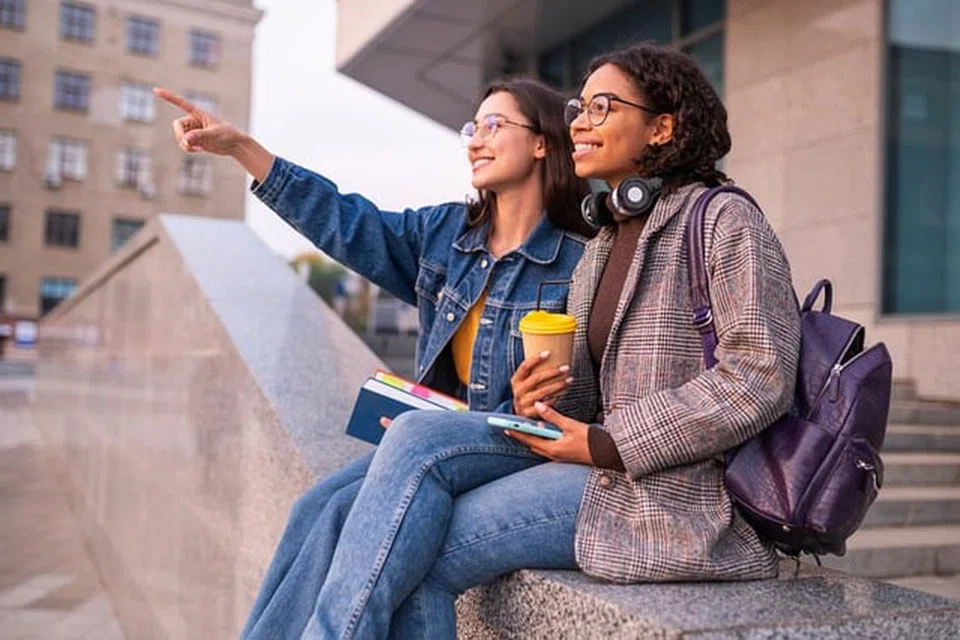 Membina busana kapsul merupakan pendekatan pemakaian yang berkesan bagi penuntut universiti yang mempunyai jadual masa harian yang sibuk dan padat.