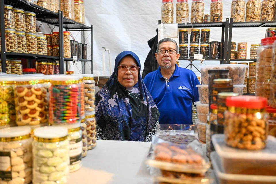 Cik Rosnani Idris dan suaminya, Encik Abdul Moin Haji Yunus, berniaga di Bazar Kampong Gelam buat kali pertama sepanjang Ramadan ini.