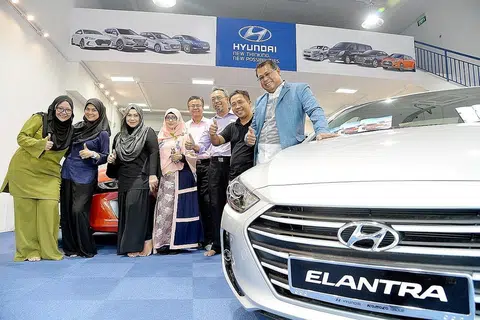 SATU PERMULAAN: Encik Ismail Yusof (kanan) bersama pasukannya di bilik pameran kereta barunya, Hyundai di Ark@Gambas di 7, Gambas Crescent #01-05 ketika pelancaran tidak rasmi semalam. - Foto M.O. SALLEH