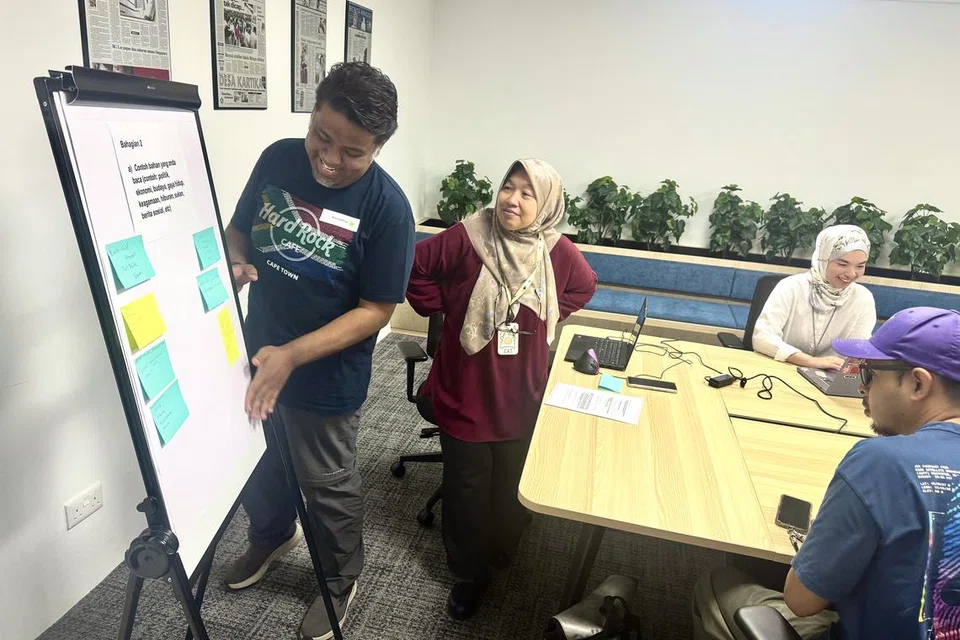 Encik Mohamad Firoz Abdul Kadir (kiri) dan Ketua Penyunting Berita Harian (BH), Cik Suhana A. Samat (dua dari kiri) bertukar pandangan semasa menghadiri sesi perbincangan kumpulan fokus (FGD).