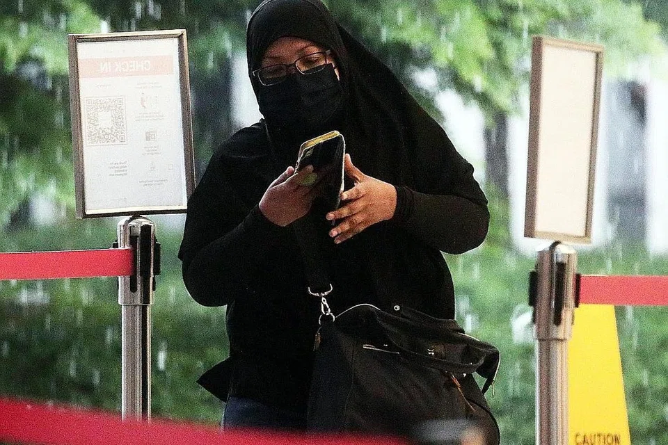 BERSALAH: Fauziah Mat Perlam mengaku bersalah semalam terhadap dua tuduhan pecah amanah. - Foto BH oleh KELVIN CHNG