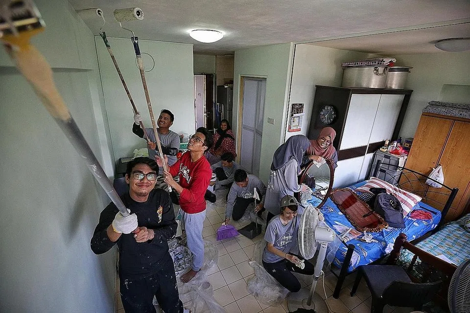 PROJEK AMAL RAMADAN: Pelbagai kumpulan daripada pelajar, sukarelawan akar umbi hingga badan Melayu/Islam, giat bergotong-royong melakukan kerja kebajikan dengan menghulurkan bantuan kepada golongan memerlukan. - Foto fail