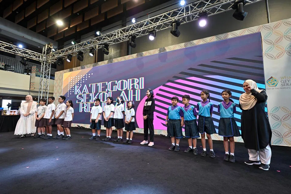 Peserta daripada (dari kiri) Sekolah Rendah Fuhua, Sekolah Rendah Evergreen dan Sekolah Rendah West Spring menanti detik mendebarkan sebelum juara Peraduan TikTok dan Video bagi kategori sekolah rendah diumumkan.