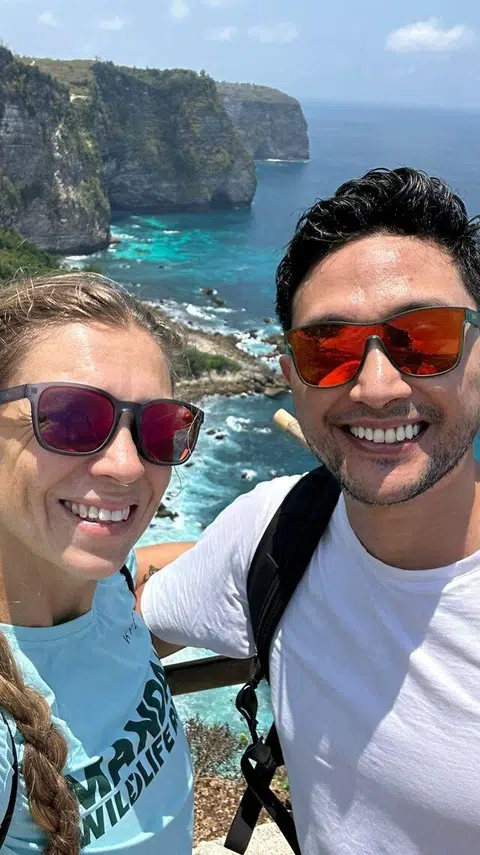 Cik Ashley Benson dan Encik Adib Mattar berkunjung ke Nusa Penida, Bali, Indonesia pada 2023.