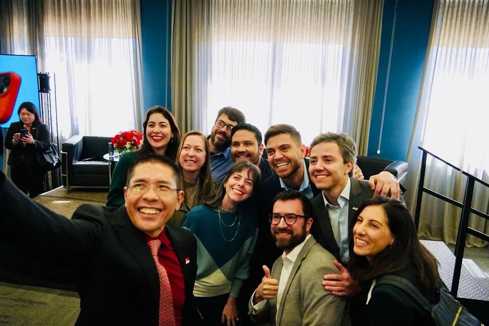 Menteri di Pejabat Perdana Menteri merangkap Menteri Kedua (Pendidikan merangkap Ehwal Luar), Dr Mohamad Maliki Osman bergambar dengan fakulti dan pelajar di Yayasan Dom Cabral (FDC) di mana beliau telah menyampaikan ucapan yang menyentuh mengenai hubungan mesra Singapura-Brazil dan peluang kerjasama di masa depan.