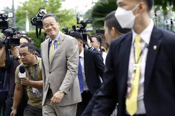 KOTAKAN JANJI:  Selepas mengangkat sumpah di hadapan Raja Thailand Maha Vajiralongkorn pada Selasa, Perdana Menteri Thailand, Encik Srettha Thavisin mengumumkan kerajaannya akan memberi 10,000 baht ($384) dalam bentuk wang digital kepada setiap warga Thailand berumur 16 tahun ke atas menjelang 1 Februari 2024. 