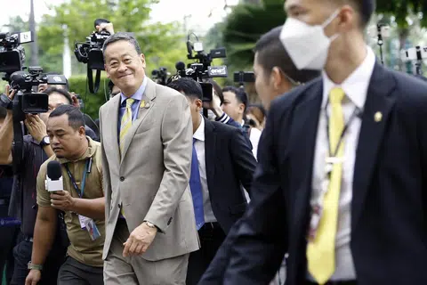 KOTAKAN JANJI:  Selepas mengangkat sumpah di hadapan Raja Thailand Maha Vajiralongkorn pada Selasa, Perdana Menteri Thailand, Encik Srettha Thavisin mengumumkan kerajaannya akan memberi 10,000 baht ($384) dalam bentuk wang digital kepada setiap warga Thailand berumur 16 tahun ke atas menjelang 1 Februari 2024. 