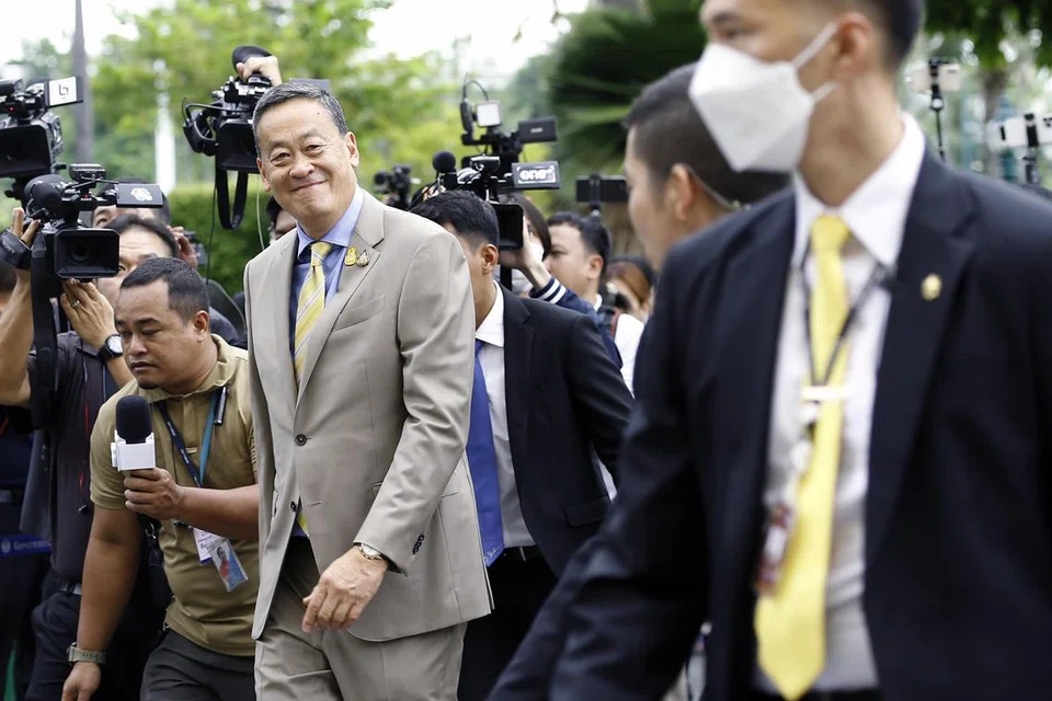 KOTAKAN JANJI:  Selepas mengangkat sumpah di hadapan Raja Thailand Maha Vajiralongkorn pada Selasa, Perdana Menteri Thailand, Encik Srettha Thavisin mengumumkan kerajaannya akan memberi 10,000 baht ($384) dalam bentuk wang digital kepada setiap warga Thailand berumur 16 tahun ke atas menjelang 1 Februari 2024. 