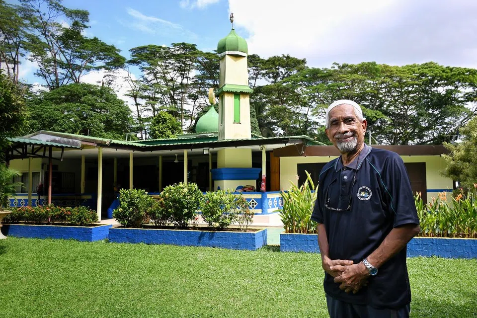 Pengerusi Masjid Petempatan Melayu Sembawang, Encik Mohd Amin Ab Latip, sedar pembangunan dalam negara tidak dapat dielakkan, namun berharap hayat masjid di Jalan Mempurong itu dapat terus bertahan. 