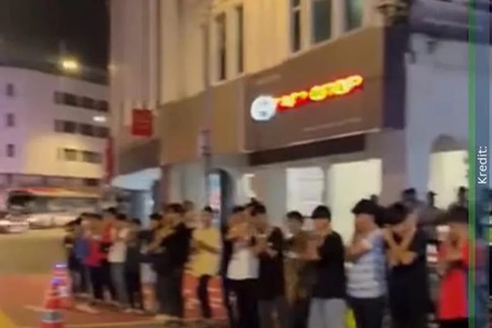 Kira-kira 20 remaja yang ditangkap dengan basikal yang diubah suai atau basikal lajak, di sekitar Kuala Lumpur dihukum ketuk ketampi 100 kali. 