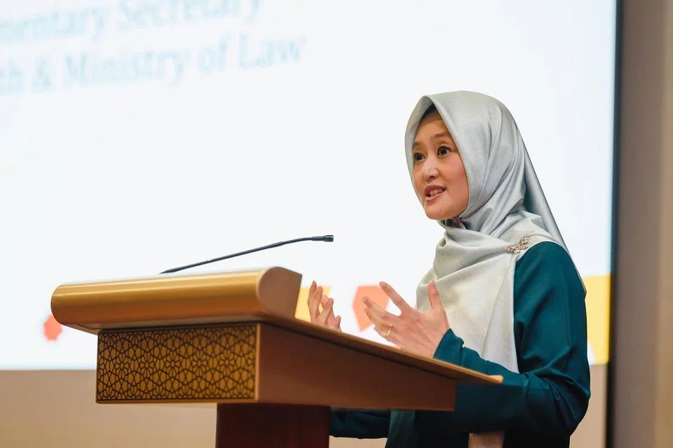 Setiausaha Parlimen Kanan (Kesihatan merangkap Undang-undang), Cik Rahayu Mahzam ketika menyampaikan ucapan dalam forum bertajuk, ‘Isteri yang Baik’ di Persidangan Muslimah 2024.