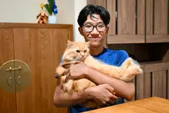 Bagi bekas pesakit barah buah pinggang, Faiz Ihsan Mohamad Sofian, kucing comel peliharaannya bertindak sebagai penyembuh duka. Sesi interaksi bersama haiwan peliharaan itu berupaya meredakan rasa sakit dan muntah ekoran kesan sampingan kemoterapi yang meragut masa kecilnya suatu ketika dahulu.