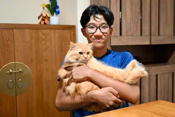 Bagi bekas pesakit barah buah pinggang, Faiz Ihsan Mohamad Sofian, kucing comel peliharaannya bertindak sebagai penyembuh duka. Sesi interaksi bersama haiwan peliharaan itu berupaya meredakan rasa sakit dan muntah ekoran kesan sampingan kemoterapi yang meragut masa kecilnya suatu ketika dahulu.