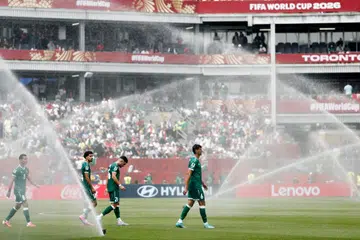 Pemain Iraq menyejukkan badan ketika sistem penyiram padang diaktifkan semasa rehat hidrasi dalam aksi Kumpulan I Piala Dunia 2026 menentang Senegal di Toronto, Canada pada 26 Jun 2026. Cuaca panas melampau yang melanda sebahagian Amerika Utara mencetuskan kebimbangan terhadap keselamatan pemain dan penyokong sepanjang kejohanan berlangsung.
