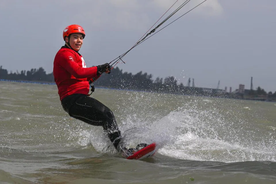 Atlet foil lelayang Singapura, Maximilian Maeder, telah memenangi dua kejohanan dunia Formula Kite. 