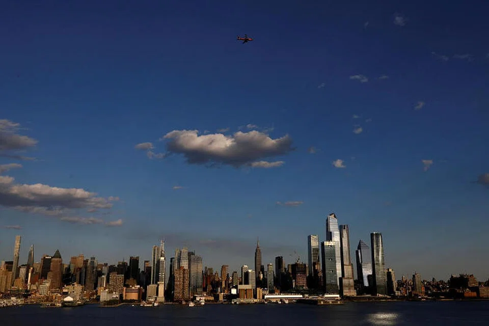 KEMELESETAN EKONOMI: Ekonomi Amerika Syarikat telah kehilangan sekitar 20.5 juta pekerjaan bagi April lalu. Kelihatan pesawat JetBlue A320 membuat terbang hormat di bandar New York pada 7 Mei lalu sebagai menghargai pekerja kesihatan barisan hadapan negara itu yang gigih memerangi penularan koronavirus.