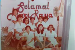 (Kanan, duduk barisan pertama) Cik Ramlah Ramlan bersama rakan-rakan jururawat semasa Hari Raya pada 1979.  
