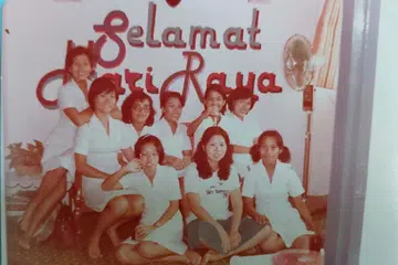 (Kanan, duduk barisan pertama) Cik Ramlah Ramlan bersama rakan-rakan jururawat semasa Hari Raya pada 1979.  