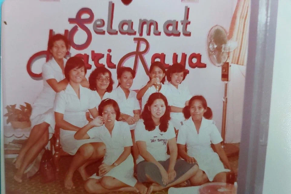 (Kanan, duduk barisan pertama) Cik Ramlah Ramlan bersama rakan-rakan jururawat semasa Hari Raya pada 1979.  