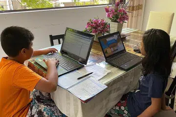 PEMBELAJARAN DALAM TALIAN: Dua beradik Arfan Naufal Tahjul Ashikin (kiri), 12 tahun dan Aaira Nabilah (kanan), 10 tahun adalah antara murid sekolah rendah yang menjalani pembelajaran di rumah (HBL) semalam sebagai sebahagian daripada rancangan MOE mempersiapkan keluarga untuk HBL jika keadaan Covid-19 kian memburuk. - Foto FADLIN M YUSOFF