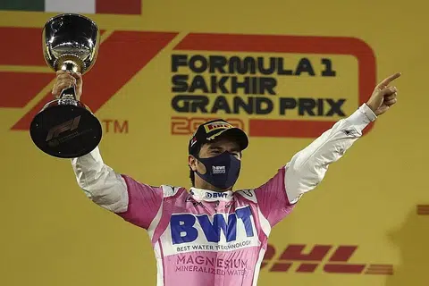 IMPIAN JADI NYATA: Pemandu Mexico Sergio Perez meraikan kemenangan sulung dalam kerjaya Formula Satu beliau selepas berjaya menduduki petak pertama dalam perlumbaan Grand Prix Sakhir di Bahrain kelmarin. - Foto EPA-EFE
