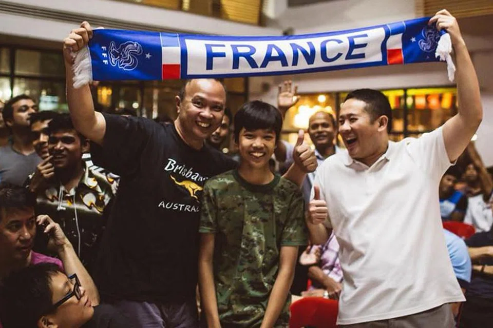 RAI KEMENANGAN: Setiausaha Parlimen (Ehwal Dalam Negeri merangkap Kesihatan), Encik Amrin Amin, yang juga Anggota Parlimen GRC Sembawang tidak melepaskan peluang menonton aksi perlawanan akhir Piala Dunia bersama sekitar 600 penduduk Woodlands di Kelab Masyarakat Woodlands. 