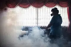 Seorang pekerja melakukan pengasapan dalam usaha mengawal penularan virus Zika di sebuah sekolah di Bangkok pada 14 September 2016. 